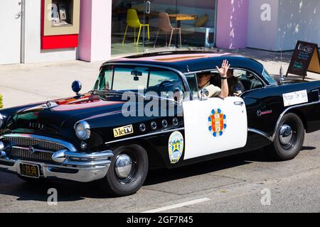 1955 Buick Century LAPD Police car con equipaggio in costume.TV show Highway Patrol. Hollywood, Los Angeles, California, Stati Uniti d'America. Foto Stock