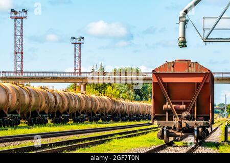 Carro ferroviario di carico in piedi vicino all'ascensore nella zona agricola. Grano silo, magazzino o deposito è una parte importante di raccolta Foto Stock