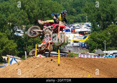 Millville, MN/USA - 17 luglio 2021: Piloti professionisti di motocross in corso presso lo Spring Creek National. Foto Stock