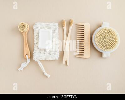 Vari articoli eco-frendly dalla stanza da bagno per la cura del viso e del corpo e l'igiene su sfondo beige. Concetto di zero rifiuti. Vista dall'alto. Spazio di copia Foto Stock