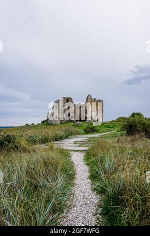 Una vista delle rovine del castello a Toolse nel nord dell'Estonia Foto Stock