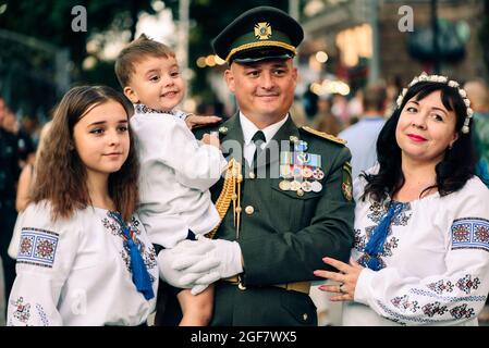 Kiev, Ucraina - 22 agosto 2021: Prove della parata militare di 30 anni Indipendenza giorno di Ucraina. Soldato veterano e la sua famiglia Foto Stock