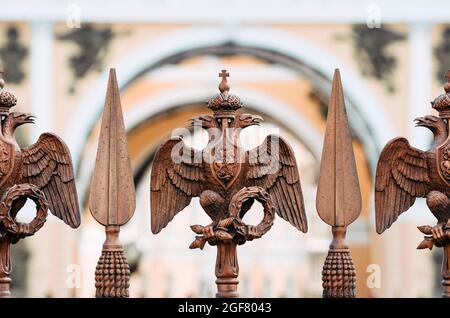 A due teste aquile sul recinto intorno al pilastro di Alessandria, sulla Piazza del Palazzo a San Pietroburgo Foto Stock