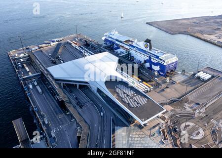 Helsinki, Finlandia - 11 giugno 2021: Vista aerea del terminal 2 ovest nel porto di Helsinki. La nave della Eckerö Line MS Finlandia si prepara alla partenza Foto Stock