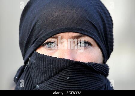 Donna con il volto coperto durante il flashmob in Piazza del Plebiscito come segno di solidarietà per le donne afghane a Napoli, Italia, il 23 agosto 2021. (Foto di Vincenzo Izzo/Sipa USA) Foto Stock