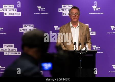 Melbourne, Australia, 10 ottobre 2020. Il ministro della Sanità vittoriano Martin Foley parla ai media. Victoria ha registrato 14 nuovi casi di COVID-19 e 0 morti durante la notte. Il Premier è stato interrogato su una lettera inviata dal commissario vittoriano per la gestione delle emergenze Andrew Crisp all'inchiesta sulla quarantena degli hotel. Il sig. Crisp ha inviato una lettera che corregge la propria testimonianza di aver fornito briefing al ministro della polizia giorni prima dell'istituzione del programma di quarantena degli hotel. Credit: Dave Hewison/Speed Media/Alamy Live News Foto Stock