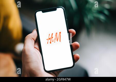 Logo H&M sullo schermo dello smartphone. Foto Stock