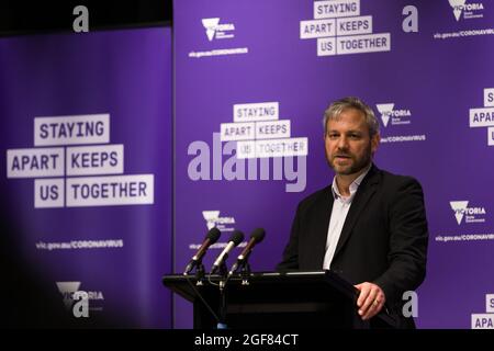 Melbourne, Australia, 10 ottobre 2020. CHO Brett Sutton parla ai media. Victoria ha registrato 14 nuovi casi di COVID-19 e 0 morti durante la notte. Il Premier è stato interrogato su una lettera inviata dal commissario vittoriano per la gestione delle emergenze Andrew Crisp all'inchiesta sulla quarantena degli hotel. Il sig. Crisp ha inviato una lettera che corregge la propria testimonianza di aver fornito briefing al ministro della polizia giorni prima dell'istituzione del programma di quarantena degli hotel. Credit: Dave Hewison/Speed Media/Alamy Live News Foto Stock