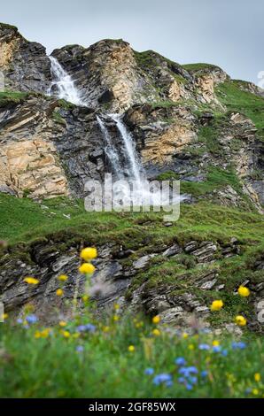 Cascata di Nassfeld lungo la rotta alpina Grossglockner nelle Alpi austriache Foto Stock