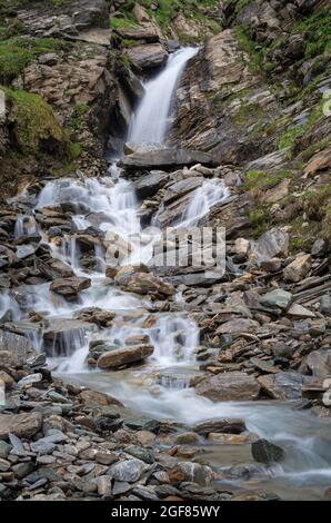 Cascata di Nassfeld lungo la rotta alpina Grossglockner nelle Alpi austriache Foto Stock