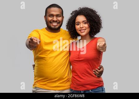 felice coppia afroamericana che punta alla macchina fotografica Foto Stock