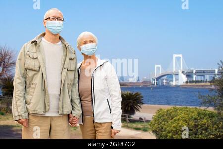 coppia anziana in maschere mediche protettive in giappone Foto Stock