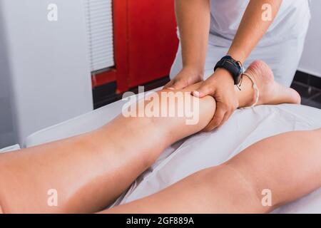 Massaggiatrice massaggiatrice di vitello donna nel centro termale Foto Stock