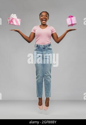 felice afroamericana donna con scatole regalo Foto Stock