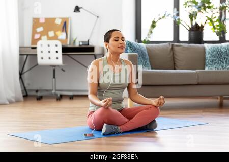 donna che ascolta musica e medita al tome Foto Stock