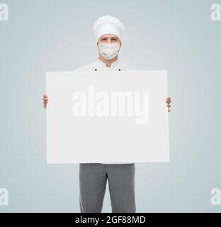 chef maschile in maschera con cartellone bianco Foto Stock