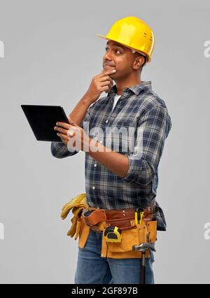 pensare costruttore indiano in casco con tablet pc Foto Stock