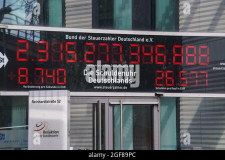 Berlino, Germania. 24 agosto 2021. Vista del cosiddetto orologio del debito appeso all'ingresso del Bund der Steuerzahler Deutschland e. V. (associazione dei contribuenti della Germania). Credit: Jörg Carstensen/dpa/Alamy Live News Foto Stock