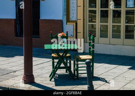 Siviglia Spagna 21 agosto 2021 Sedie e tavoli di un ristorante per le strade di Siviglia durante l'epidemia di coronavirus che colpisce la Spagna Foto Stock