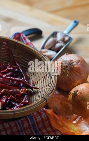 Asciugare il peperoncino rosso nel cestino di bambù Foto Stock