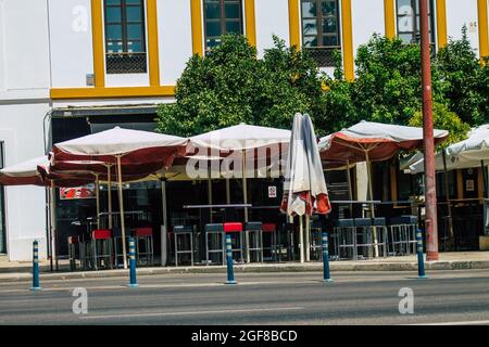 Siviglia Spagna 21 agosto 2021 Sedie e tavoli di un ristorante per le strade di Siviglia durante l'epidemia di coronavirus che colpisce la Spagna Foto Stock