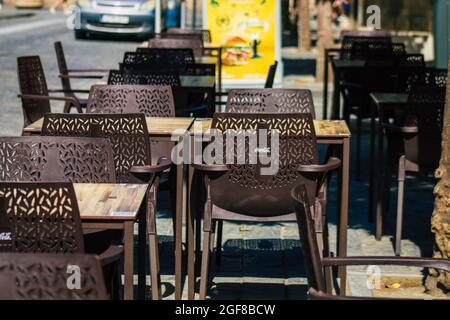 Siviglia Spagna 21 agosto 2021 Sedie e tavoli di un ristorante per le strade di Siviglia durante l'epidemia di coronavirus che colpisce la Spagna Foto Stock