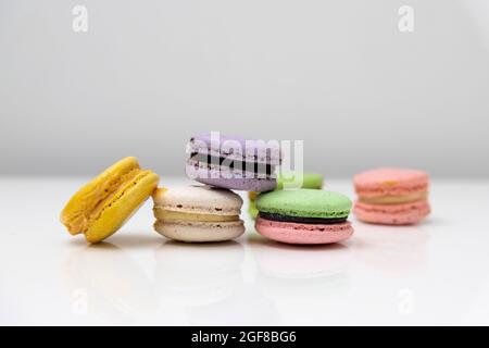 macaroon multicolore in un tavolo bianco perfetto per un regalo Foto Stock