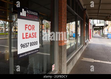 Melbourne, Australia, 15 luglio 2020. Lygon Street, una volta il cuore della scena dei ristoranti di Melbourne, è vuota, con i cartelli per il Lease che indicano caffè e ristoranti vicini per sempre durante il COVID 19 il 15 luglio 2020 a Melbourne, Australia. Altri 238 casi COVID-19 sono stati scoperti da un giorno all’altro, portando i casi attivi di Victoria a oltre 2000, la speculazione sta aumentando che quasi tutti i casi attuali di Victoria derivano dal sistema di quarantena degli hotel, messo in atto dal governo Andrews, e dalla protesta contro la questione della vita Nera. Il Premier Daniel Andrews avverte che Victoria potrebbe andare alla fase 4 blocco se questi Foto Stock