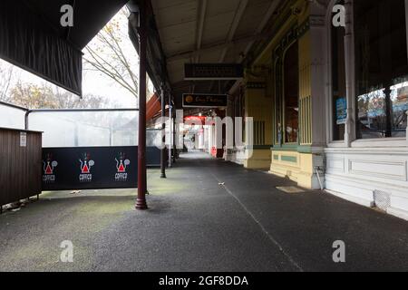 Melbourne, Australia, 15 luglio 2020. Lygon Street, una volta il cuore della scena dei ristoranti di Melbourne, è vuota, con i cartelli per il Lease che indicano caffè e ristoranti vicini per sempre durante il COVID 19 il 15 luglio 2020 a Melbourne, Australia. Altri 238 casi COVID-19 sono stati scoperti da un giorno all’altro, portando i casi attivi di Victoria a oltre 2000, la speculazione sta aumentando che quasi tutti i casi attuali di Victoria derivano dal sistema di quarantena degli hotel, messo in atto dal governo Andrews, e dalla protesta contro la questione della vita Nera. Il Premier Daniel Andrews avverte che Victoria potrebbe andare alla fase 4 blocco se questi Foto Stock