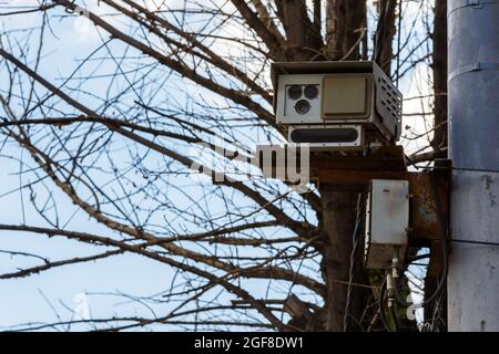 Sensore radar di velocità della telecamera montato sul teleobiettivo di primo piano anteriore dell'asta. Foto Stock