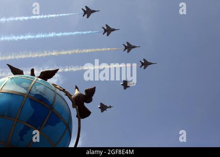 KIEV, UCRAINA - 24 AGOSTO 2021 - MIG-29 Air superiorità fighters (L) sparse fumo nei colori della bandiera nazionale dell'Ucraina per concludere la solenne parata militare in occasione del 30° anniversario dell'indipendenza Ucraina, Kiev, capitale dell'Ucraina Credit: Ukrinform/Alamy Live News Foto Stock