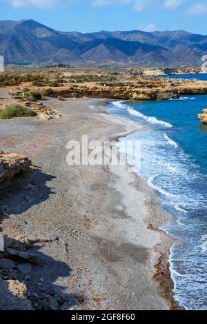 Una vista sulla spiaggia di la Galera, ad Aguilas, nella Costa Calida, regione di Murcia, Spagna, che mette in risalto la catena montuosa del Calnegre sullo sfondo Foto Stock