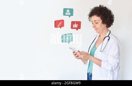 Medico femminile che usa il suo smartphone con icone mediche 3d Foto Stock