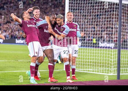 LONDRA, INGHILTERRA - AGOSTO 23: Michail Antonio di West Ham festeggia con Michail Antonio, Declan Rice, ha detto Benrahma, Jarrod Bowen, Pablo Fornals, Toma Foto Stock