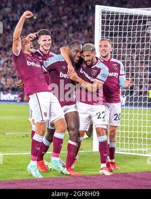 LONDRA, INGHILTERRA - AGOSTO 23: Michail Antonio di West Ham festeggia con Michail Antonio, Declan Rice, ha detto Benrahma, Jarrod Bowen, Pablo Fornals, Toma Foto Stock