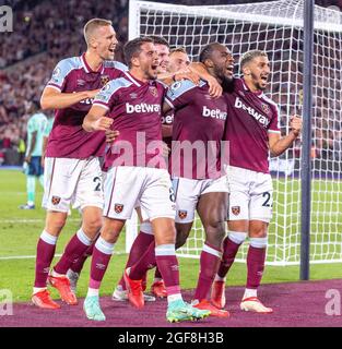 LONDRA, INGHILTERRA - AGOSTO 23: Michail Antonio di West Ham festeggia con Michail Antonio, Declan Rice, ha detto Benrahma, Jarrod Bowen, Pablo Fornals, Toma Foto Stock