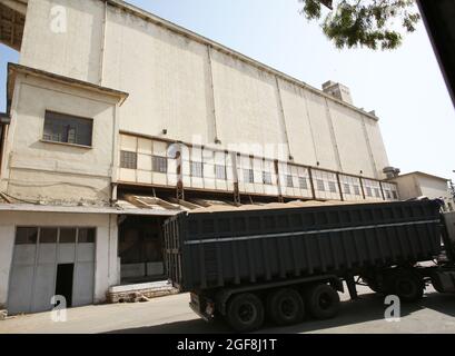 Tunisi, Tunisia. 23 Agosto 2021. Un camion visto parcheggiato di fronte ai silos di grano a Manouba Governorate.The raccolto di cereali in Tunisia si trova a 16.4 milioni di quintali questa stagione, Tunis Afrique Presse (TAP/Official) ha detto, citando il ministero dell'agricoltura tunisino. Sul fronte della logistica, 176 centri di raccolta sono stati convalidati su 186 distribuiti in tutto il paese, e 7.9 milioni di quintali di cereali raccolti. Credit: SOPA Images Limited/Alamy Live News Foto Stock