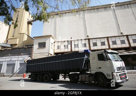 Tunisi, Tunisia. 23 Agosto 2021. Un camion visto parcheggiato di fronte ai silos di grano a Manouba Governorate.The raccolto di cereali in Tunisia si trova a 16.4 milioni di quintali questa stagione, Tunis Afrique Presse (TAP/Official) ha detto, citando il ministero dell'agricoltura tunisino. Sul fronte della logistica, 176 centri di raccolta sono stati convalidati su 186 distribuiti in tutto il paese, e 7.9 milioni di quintali di cereali raccolti. Credit: SOPA Images Limited/Alamy Live News Foto Stock