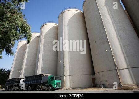 Tunisi, Tunisia. 23 Agosto 2021. Camion visto parcheggiato di fronte ai silos di grano a Manouba Governorate.The raccolto di cereali in Tunisia si trova a 16.4 milioni di quintali questa stagione, Tunis Afrique Presse (TAP/Official) ha detto, citando il ministero dell'agricoltura tunisino. Sul fronte della logistica, 176 centri di raccolta sono stati convalidati su 186 distribuiti in tutto il paese, e 7.9 milioni di quintali di cereali raccolti. Credit: SOPA Images Limited/Alamy Live News Foto Stock