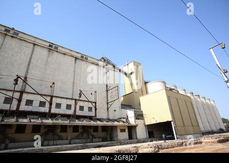 Tunisi, Tunisia. 23 Agosto 2021. Silos di grano visto a Manouba Governorate.The raccolto di cereali in Tunisia si trova a 16.4 milioni di quintali questa stagione, Tunis Afrique Presse (TAP/Official) ha detto, citando il ministero dell'agricoltura tunisino. Sul fronte della logistica, 176 centri di raccolta sono stati convalidati su 186 distribuiti in tutto il paese, e 7.9 milioni di quintali di cereali raccolti. Credit: SOPA Images Limited/Alamy Live News Foto Stock