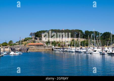 Vista panoramica del Parador turistico di Baiona visto dal mare. Galizia - Spagna Foto Stock