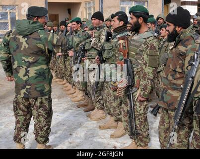 Briga dell'esercito nazionale afghano. Il generale Dauransha Shazada, comandante del corpo ANA 207th, si rivolge al primo plotone di ANA che ha sede in modo permanente nel distretto di Chagcharan, provincia di Ghowr, Afghanistan, 31 gennaio 2011. Il generale Shazada ha detto ai soldati di essere orgoglioso di loro e, nel momento in cui la foto è stata scattata, stava dicendo ad un soldato che sarà lui, e quelli come lui, che plasmano il futuro dell’Afghanistan. (STATI UNITI Air Force Photo/Tech. SGT. Kevin Wallace) Foto Stock