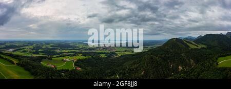 Ampia vista panoramica sull'aera turistica delle alpi del Chiemgau con il lago di Chiemsee vicino all'orizzonte. Foto Stock