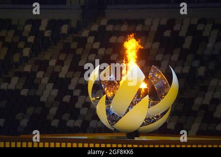 Tokio, Giappone. 24 agosto 2021. Paralimpiadi: Cerimonia di apertura allo Stadio Olimpico. Il fuoco paraolimpico è acceso. Credit: Marcus Brandt/dpa/Alamy Live News Foto Stock