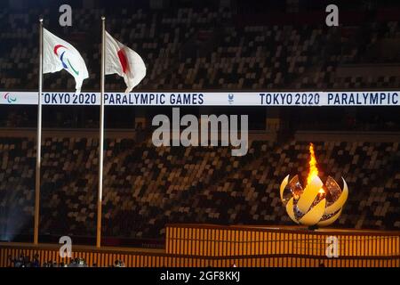 Tokio, Giappone. 24 agosto 2021. Paralimpiadi: Cerimonia di apertura allo Stadio Olimpico. Il fuoco paraolimpico è acceso. Credit: Marcus Brandt/dpa/Alamy Live News Foto Stock