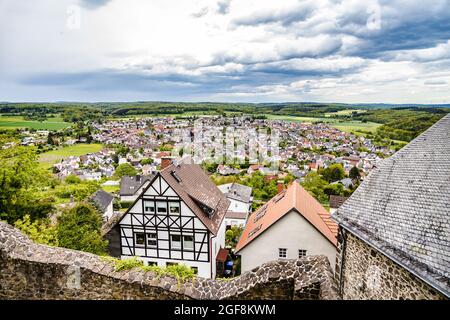 Vista dal castello di Gleiberg al villaggio di wettenberg in Assia Foto Stock