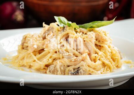 Pasta di Carbonara con pollo affumicato e funghi Foto Stock