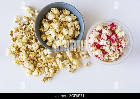 Vista dall'alto del popcorn in ciotole su sfondo bianco Foto Stock