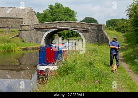 Narrowboat ormeggiato sul canale di Leeds e Liverpool vicino a East Marton, North Yorkshire, Inghilterra Regno Unito Foto Stock