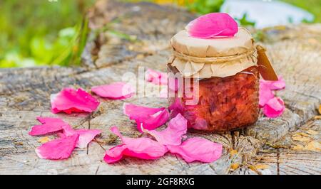 Confettura di vite still da rosa con petali di rosa con copyspace Foto Stock